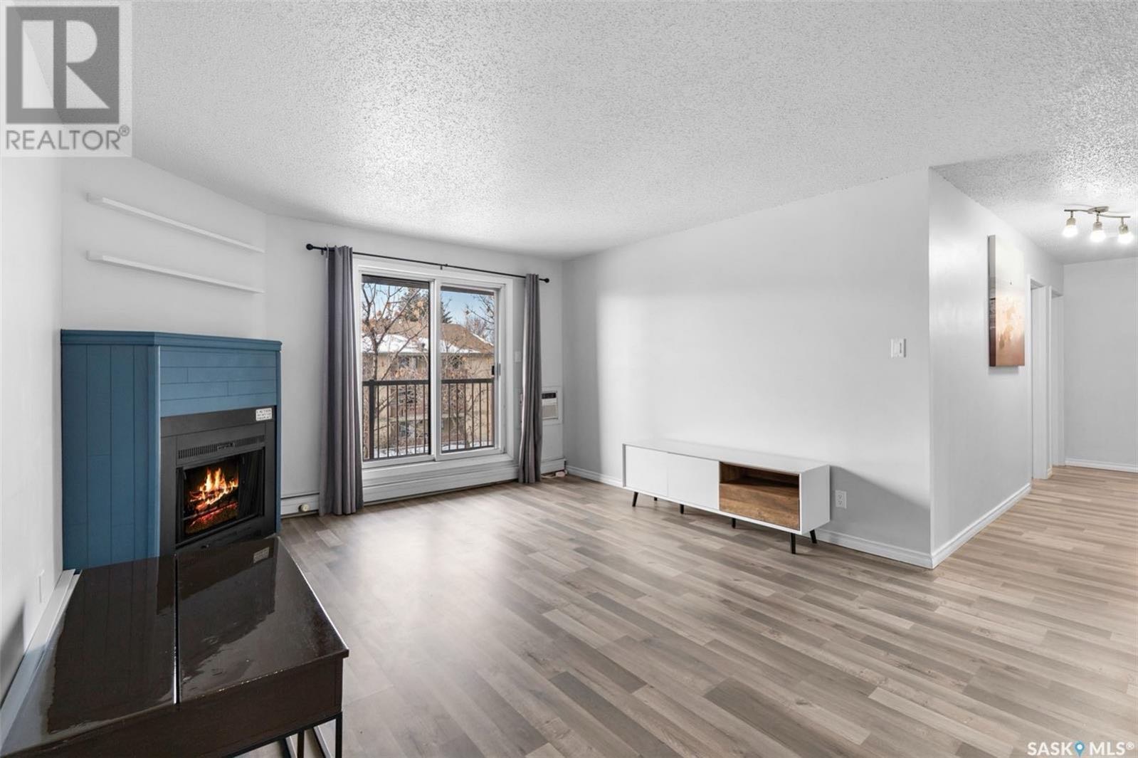 Wildwood小区8街安静顶层2房公寓出售。所在小区紧邻高尔夫球场，超市购物，学校及各种设施。这套经过翻新的两居室采用开放式布局，配有早餐吧台，全方位升级：新复合地板、墙面刷新、卫浴升级、灯饰（2023年）、台面翻新（2023年）、厨房水槽及管道升级（2021年）、淋浴喷头与水 - 6