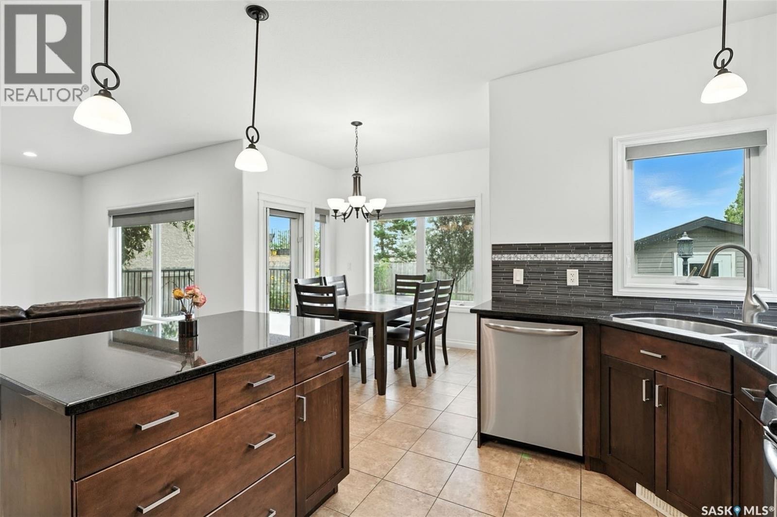 Willowgrove 社区背靠农地美景独立屋出售！可步行到达学校、公园、商店及各种生活设施，即可入住。外观整洁美观，做工扎实，内部布局合理。一楼明亮通透，层高9尺，铺设瓷砖与实木地板，开放式的客餐厅带有壁炉，大窗户可欣赏后院景色。厨房配有花岗岩台面、时尚的墙面装饰、深色橱柜、不 - 7