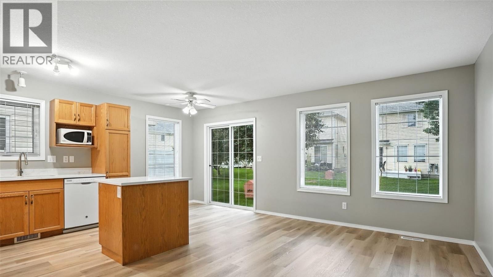 Silverspring小区安静边户3房联排出售！1,213 平方英尺边户两层联排别墅经过翻新，布局开放，侧窗和露台门为室内带来充足采光。主层设有宽敞的起居区、升级后的厨房（全新花岗岩台面、水槽和龙头）、中岛和餐区，以及一个方便的二分之一卫浴，地面新铺设合成地板。楼上有三间卧室和 - 5