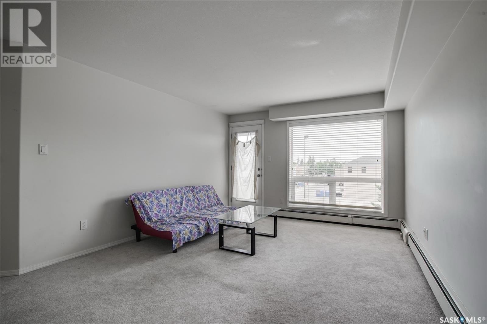 步行至8街Grosvenor Park小区顶楼公寓出售！安静顶层两室两卫户型，配地下车位。楼内安静整洁，品质优良，配备电梯及宽敞娱乐室。地理位置优越，邻近萨斯喀彻温大学、八街商业区、公园及生活设施。  公寓采用开放式布局，大面积窗户，居住面积超1000平方英尺，整体中性色调。含两 - 6