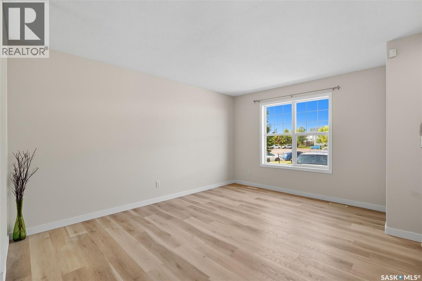 Lakewood小区新装修边户3房联排出售！安静边户紧邻大绿地且多路边停车位。设有三间卧室和两间浴室，适合首次购房者居住或者出租投资。房屋位于 Lakewood 核心地段，门外有直达大学的公交车，方便出行。主层设有宽敞的客厅，新铺合成地板，餐区和带储藏室及新台面新背景砖厨房。楼上 - 5