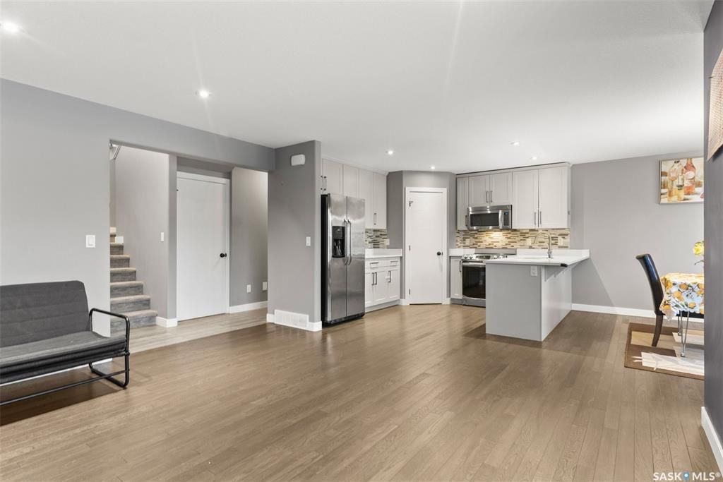 Stonebridge小区1546尺2层独立屋出售。3房3卫，地下室保温完成，带独立出入口独立电表，具备合法独立出租套间潜力。一楼开放式设计，实木地板，3层窗户，大理石台面，厨房带角柜，L形岛台，不锈钢家电，二楼3个大卧室，主卧带步入式衣柜和完整洗手间带浴缸。后院大露台，前院无草 - 11