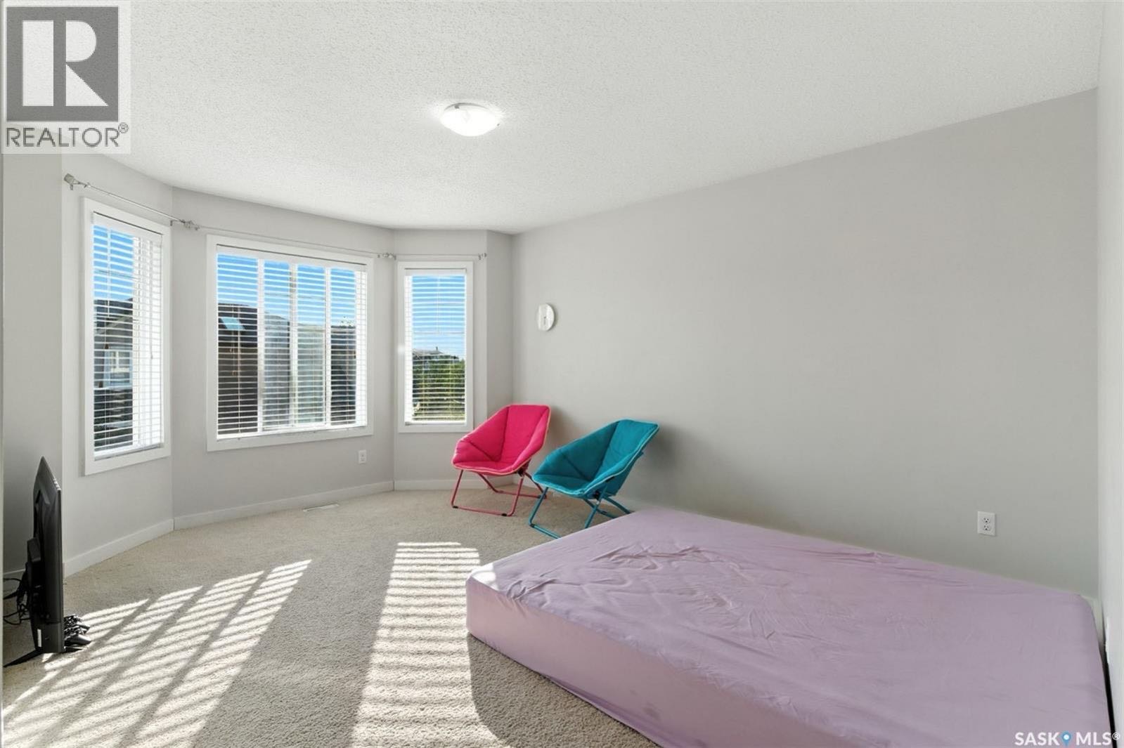 Rosewood小区3房3卫好保养联排出售。位置便利，靠近学校、公园、购物区、Circle Drive、8街、高尔夫球场及所有设施。明亮、高档装修，主层开放式设计，客厅全好采光，实木地板，现代风厨房配有大理石台面和不锈钢电器。二楼三个宽敞卧室，主卧配有超大飘窗和步入式衣帽间，以及 - 7