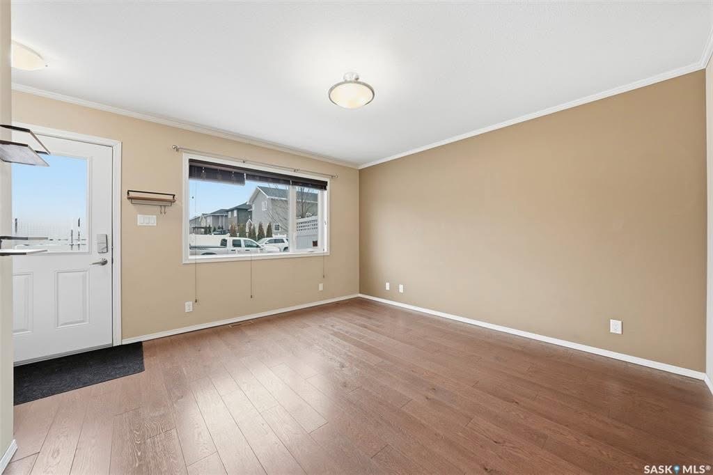 Public Open House公众开放看房 103-275 Pringle Lane 4月9日 周四 5:00-7:00PM Gary Gai或者同事Evan Dunlop会在此迎接🙏  Stonebridge小区明亮2房叠拼单元出售。面向阳光充足的南向前院，俯瞰安静的街道 - 5