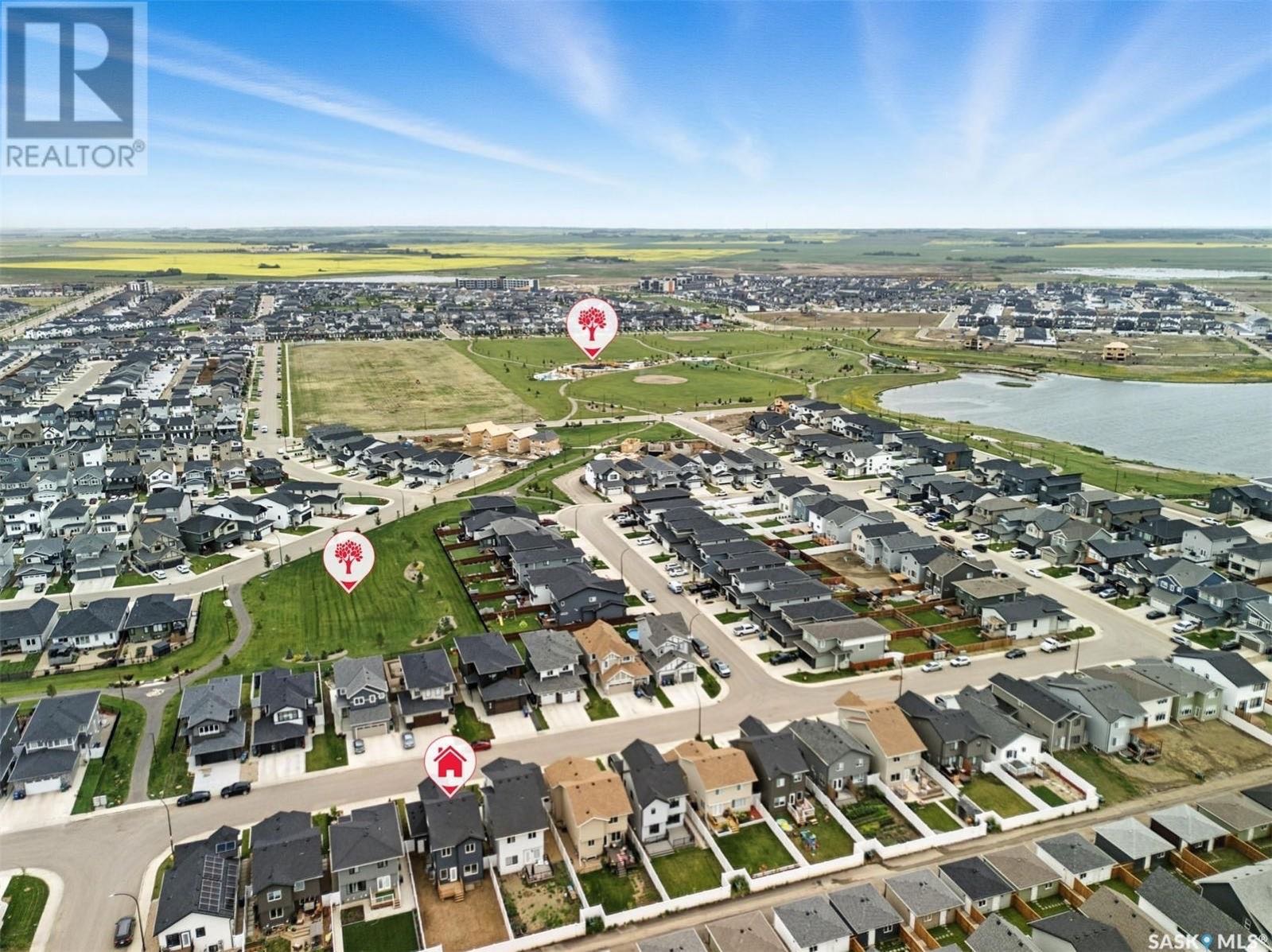 Brighton小区带独立屋出入口双层独立屋出售！2022年由Ehrenburg建造，提供合法出租套间选项，并配备众多便利设施。位于安静内街，步行即可到达公园，未来学校，同时靠近购物中心及其他生活设施，地理位置优越。主层设有9英尺高的天花板，开放式布局，宽敞的客厅配有时尚的砖面特 - 4