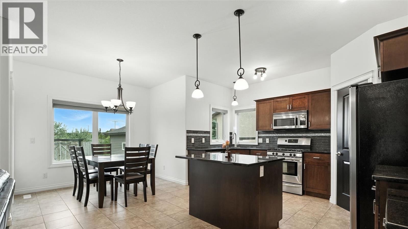 Willowgrove 社区背靠农地美景独立屋出售！可步行到达学校、公园、商店及各种生活设施，即可入住。外观整洁美观，做工扎实，内部布局合理。一楼明亮通透，层高9尺，铺设瓷砖与实木地板，开放式的客餐厅带有壁炉，大窗户可欣赏后院景色。厨房配有花岗岩台面、时尚的墙面装饰、深色橱柜、不 - 5