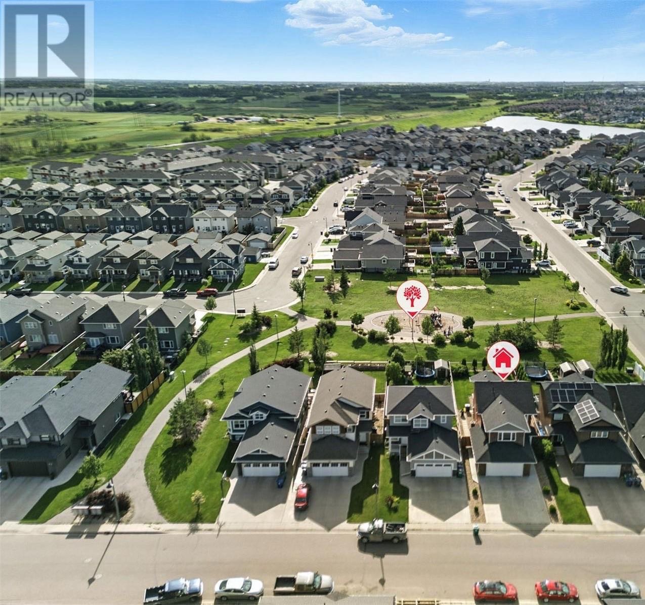 Stonebridge 背靠公园4房4卫+多功能厅独立屋出售。保养如新，后院直通公园，近学校、商店、公园及其他生活设施。主层采用开放式布局，客厅、厨房和餐厅区域均为实木地板。客厅宽敞明亮，大窗户朝西，可看到后院和公园景观。厨房配有枫木橱柜、花岗岩台面、转角储物间，以及不锈钢家电（ - 4