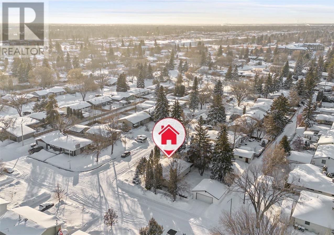 Greystone Heights小区步行至8街Superstore全面翻新1167尺4房3卫平层独立屋出售，带地下室独立出入口，具备分租潜力。位于宁静街道，步行可至学校、公园、购物，超市及各类设施。主层设有带特色墙宽敞客厅、铺全新高端复合木地板，正餐厅，以及全新装修的厨房，配备 - 4