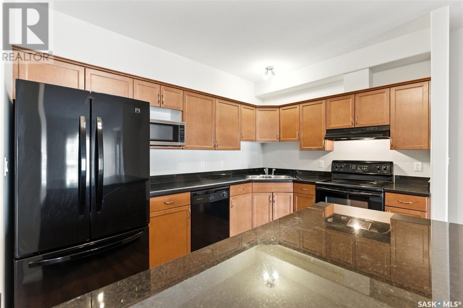 University Heights宽敞明亮高档大尺寸公寓出售！面积为 1,146 平方英尺，设有 2 间卧室和 2 间浴室。 本单元布局开阔，采光充足，配有升级的仿木纹层压地板、挑高天花板以及全屋地暖系统。厨房配置实用，配有染色枫木橱柜、黑色花岗岩台面、大型中岛（带吧台座位）及 - 8