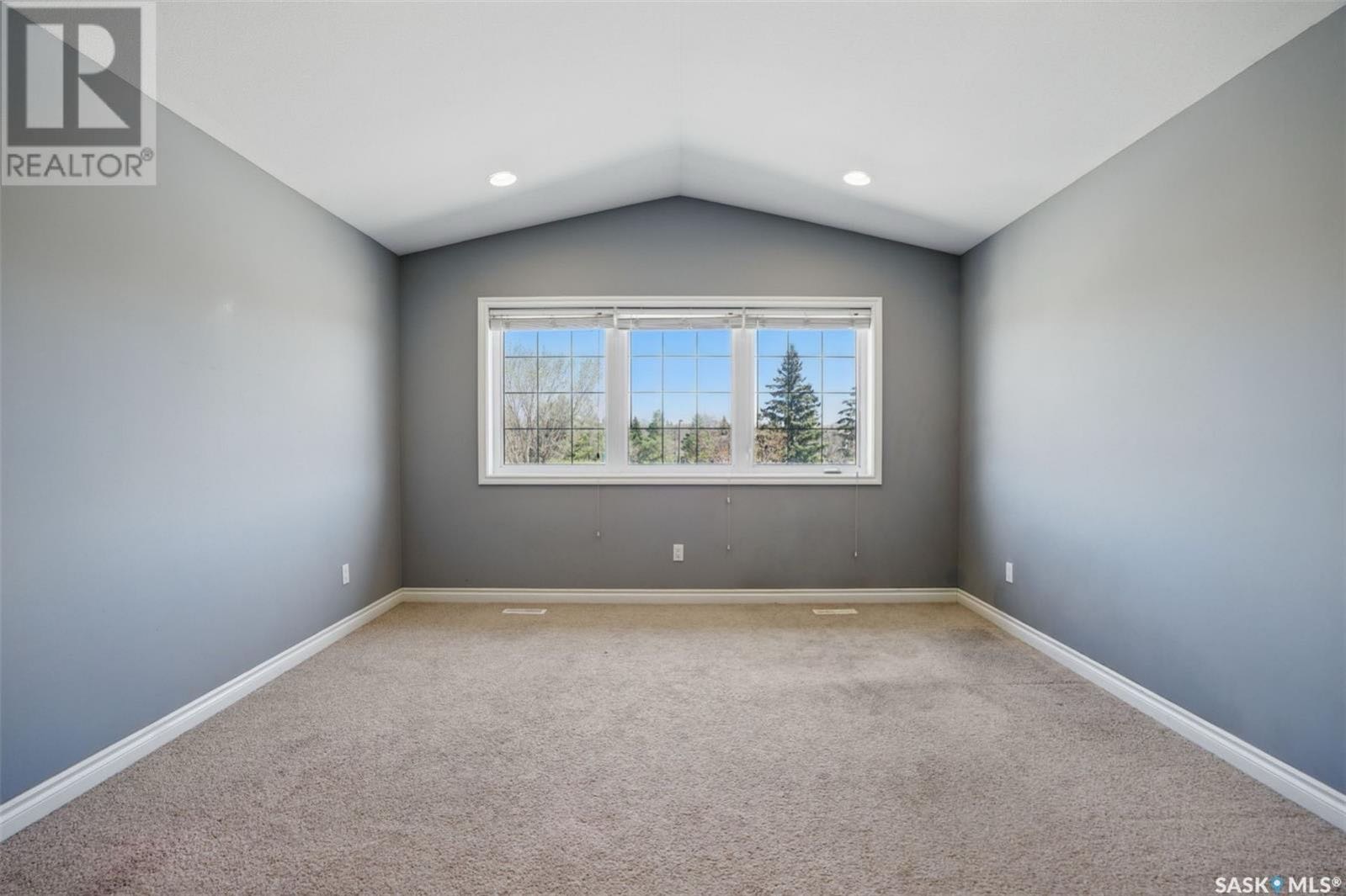 Arbor Creek小区1730平方尺4房4卫独立屋出售，正对公园！房屋空间充足，一楼为开放式布局，客厅宽敞，配有天然气壁炉；厨房为枫木橱柜设计，设有中岛和转角储物间；餐厅带有大窗户和通向后阳台的玻璃门，后院朝西南，面积大，私密性好。二楼有三个宽敞的卧室和两个完整的卫生间，另有 - 7