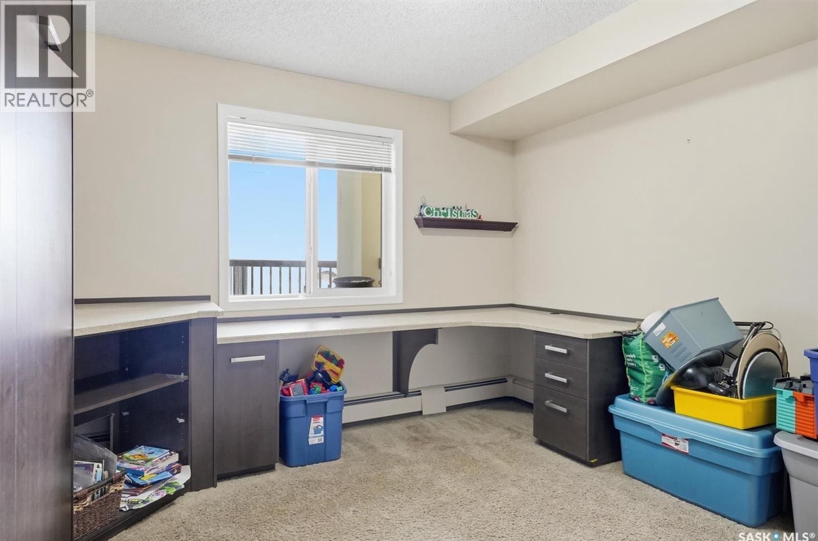 Lakewood小区设计精致979平方英尺两室两卫公寓出售！布局合理，兼具舒适性、实用性与现代便利。开放式设计配有时尚厨房（抽油烟微波一体机于2025年10月更换），花岗岩台面，储物空间充足，与餐厅及客厅自然衔接，适合日常居住。宽敞明亮的主卧设有独立卫浴。第二卧室配备壁床（Mur - 7