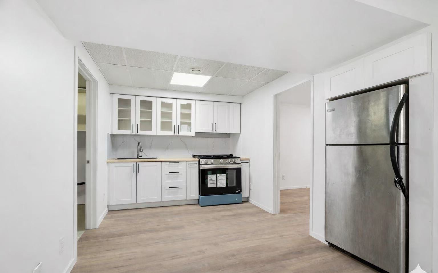 全新翻新Mayfair 平层独立屋出售。带地下室独立出租单位。安静街区，地理位置便利，靠近学校、公园及各类生活配套。房屋包含 3 间卧室、2 间洗手间，并配有 双车库。主层空间宽敞，高层高，采用半开放式布局，客厅采光良好，设有燃木壁炉和大窗户；厨房及餐厅为现代设计，配备全新橱柜、 - 7