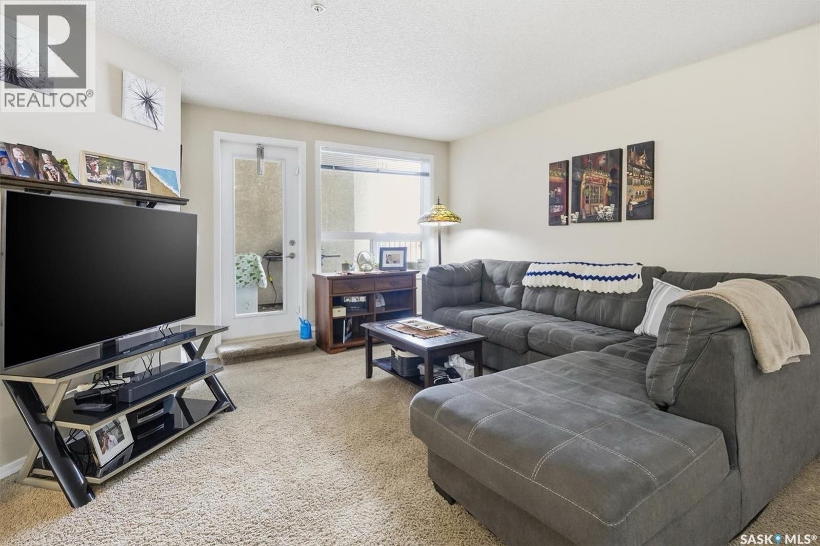 Lakewood小区设计精致979平方英尺两室两卫公寓出售！布局合理，兼具舒适性、实用性与现代便利。开放式设计配有时尚厨房（抽油烟微波一体机于2025年10月更换），花岗岩台面，储物空间充足，与餐厅及客厅自然衔接，适合日常居住。宽敞明亮的主卧设有独立卫浴。第二卧室配备壁床（Mur - 3