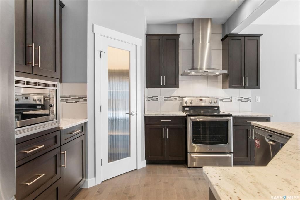 Rosewood小区400米步行至两所学校，2014年建，2100尺，4房+1书房+多功能厅，高档装修独立屋出售！保养如新，好采光，9尺加高层高，天然气壁炉，实木地板，高档枫木橱柜带天然大理石台面，不锈钢家电，大空间储物角柜。二楼有4个大卧室外加一个大空间多功能家庭厅。主卧带步入 - 9