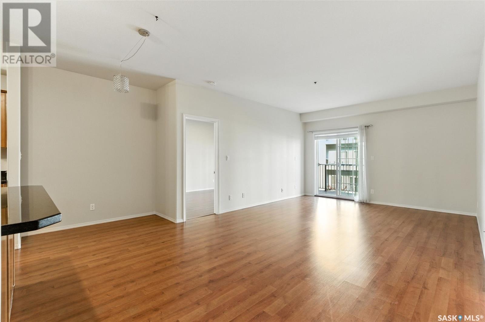 University Heights宽敞明亮高档大尺寸公寓出售！面积为 1,146 平方英尺，设有 2 间卧室和 2 间浴室。 本单元布局开阔，采光充足，配有升级的仿木纹层压地板、挑高天花板以及全屋地暖系统。厨房配置实用，配有染色枫木橱柜、黑色花岗岩台面、大型中岛（带吧台座位）及 - 7