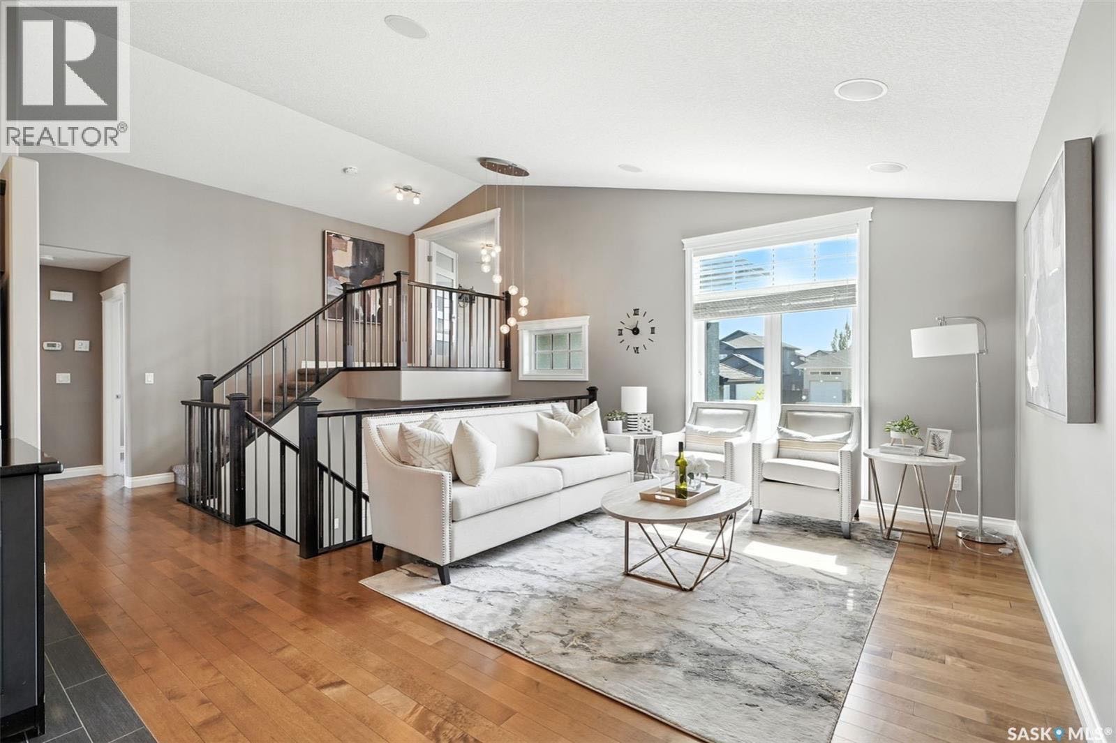 Evergreen小区高档装修4房错层独立屋出售！ 由 Jaylin Homes 建造高品质，全屋做工精良，升级细节到位，总面积 1,431 平方英尺，舒适与时尚兼具。主层明亮通透，挑高天花、定制栏杆，以及贯穿全屋的实木与瓷砖地板，展现出大气格局。客厅配备 5.1 环绕音响系统， - 5