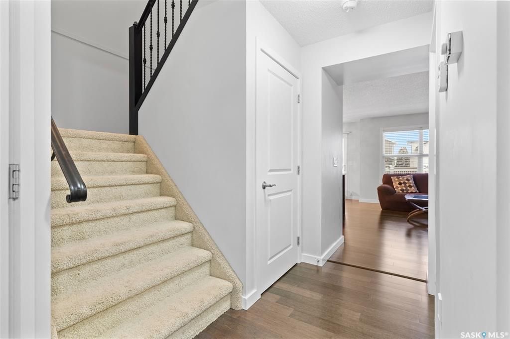 Rosewood小区1245尺 3房3卫地下室装修安静联排出售。2011年建，近小学，购物，公园。高档装修，好采光，实木地板，大理石台面，现代橱柜，不锈钢家电。二楼3个大房间尺寸足，主卧带步入式衣柜。两个卧室的窗户可以看到公园湖景，地下室完全装修有一个大家庭厅一个独立洗手间。另有 - 8