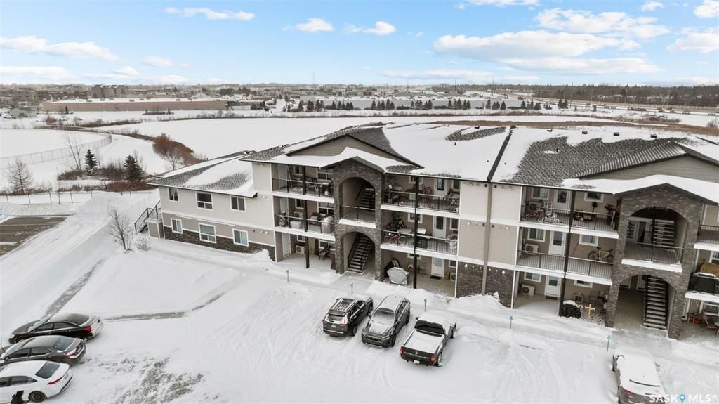 Stonebridge小区步行至学校，超市购物3室2卫2车位叠拼联排出售。安静2楼顶层边户，朝阳湖景，枫木橱柜，大理石台面，不锈钢家电，主卧带步入式衣柜，独立洗手间，大尺寸阳台，独立储物间。保养极佳。挂牌价格：$239900。详情请联系 Royal LePage地产经纪Gary - 21