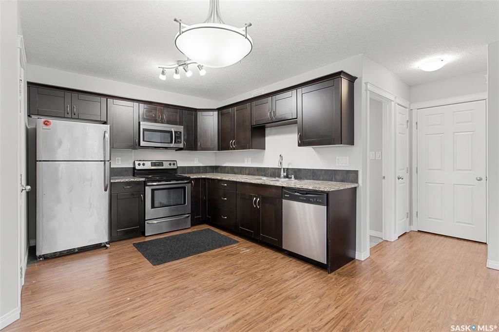 Stonebridge小区步行至学校，超市购物3室2卫2车位叠拼联排出售。安静2楼顶层边户，朝阳湖景，枫木橱柜，大理石台面，不锈钢家电，主卧带步入式衣柜，独立洗手间，大尺寸阳台，独立储物间。保养极佳。挂牌价格：$239900。详情请联系 Royal LePage地产经纪Gary - 7