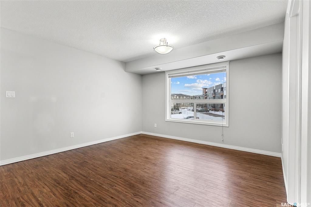 Stonebridge小区步行至学校，超市购物3室2卫2车位叠拼联排出售。安静2楼顶层边户，朝阳湖景，枫木橱柜，大理石台面，不锈钢家电，主卧带步入式衣柜，独立洗手间，大尺寸阳台，独立储物间。保养极佳。挂牌价格：$239900。详情请联系 Royal LePage地产经纪Gary - 13