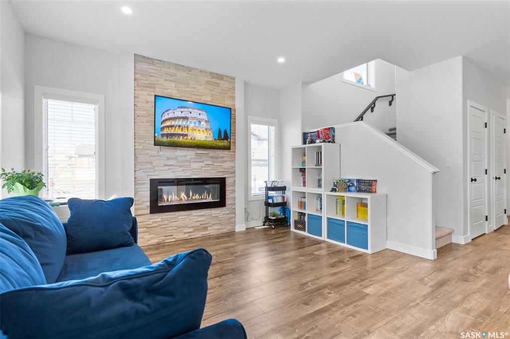 Evergreen小区2021年建1535尺3房3卫边户联排出售，带连房子双车库外加双车道，独立院子。一楼9尺层高，开放式设计，多窗户好采光。客厅带壁炉造型墙，厨房大理石台面，升级橱柜，另有独立收纳间，不锈钢家电，抽油烟机外排。二楼有3个大卧室外加一个多功能厅。主卧带步入式衣柜和 - 7