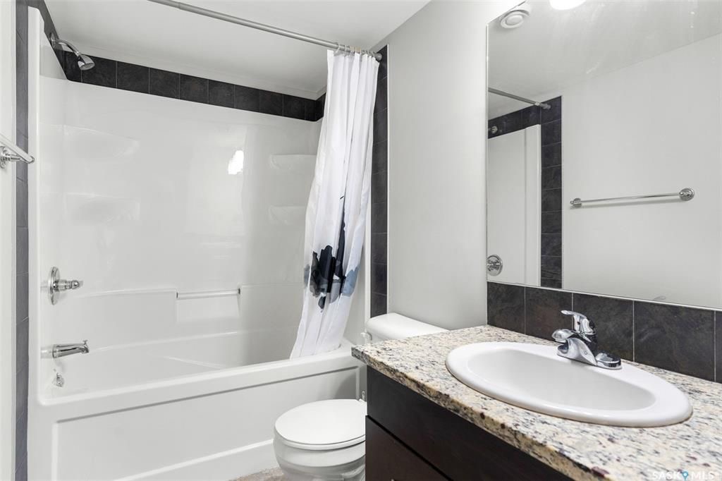 Stonebridge小区步行至学校，超市购物3室2卫2车位叠拼联排出售。安静2楼顶层边户，朝阳湖景，枫木橱柜，大理石台面，不锈钢家电，主卧带步入式衣柜，独立洗手间，大尺寸阳台，独立储物间。保养极佳。挂牌价格：$239900。详情请联系 Royal LePage地产经纪Gary - 19