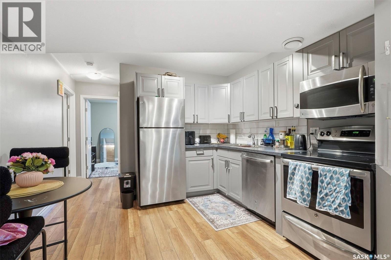 步行百米至Evergreen小学5房4卫合法出租独立屋出售！价格亲民拥有宽敞实用的户型设计、两居室合法地下室套房，两层住宅，建筑面积 1,538 平方英尺，前院假草，主层层高 9 英尺，客厅宽敞明亮，配有大窗户，复合木地板。厨房空间充足，深色枫木橱柜、转角储藏间、瓷砖防溅背板、大 - 7