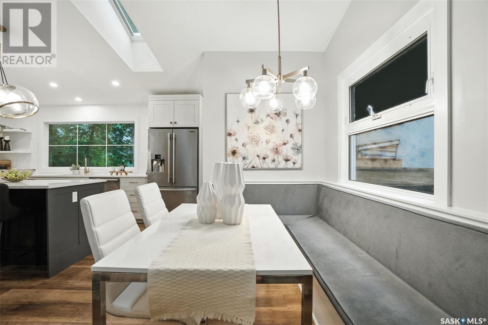 Public Open House公众开放看房 1116 Elliott St 9月21日周日 11:30AM-1:30 PM Gary Gai或者同事Dominic Parent会在此迎接🙏 ————— 大学区Varsity View核心地段翻新四错层独立屋，R2地块宽50英 - 4