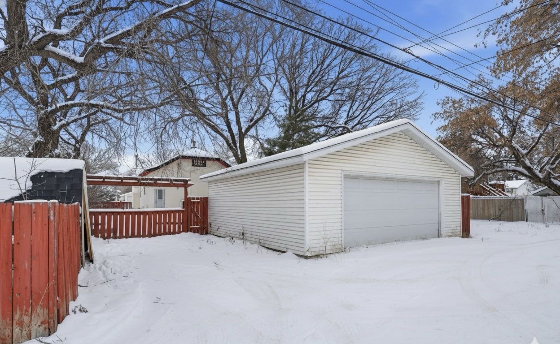 全新翻新Mayfair 平层独立屋出售。带地下室独立出租单位。安静街区，地理位置便利，靠近学校、公园及各类生活配套。房屋包含 3 间卧室、2 间洗手间，并配有 双车库。主层空间宽敞，高层高，采用半开放式布局，客厅采光良好，设有燃木壁炉和大窗户；厨房及餐厅为现代设计，配备全新橱柜、 - 8