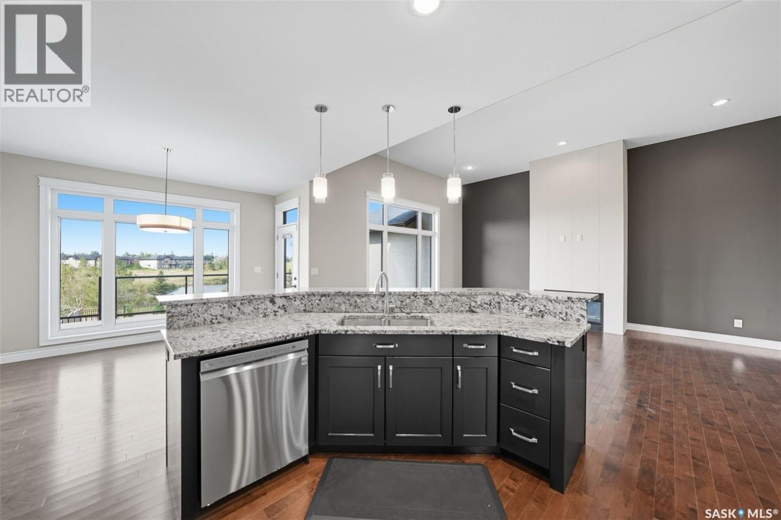 Public Open House公众开放看房 714 Ledingham Pl 9月27日 周六 2-4PM Gary Gai或者同事Dominic Parent会在此迎接🙏 ————— Rosewood公园湖景地下室步出式独立屋出售！超大占地9,559 平方英尺，位于优越的 - 7