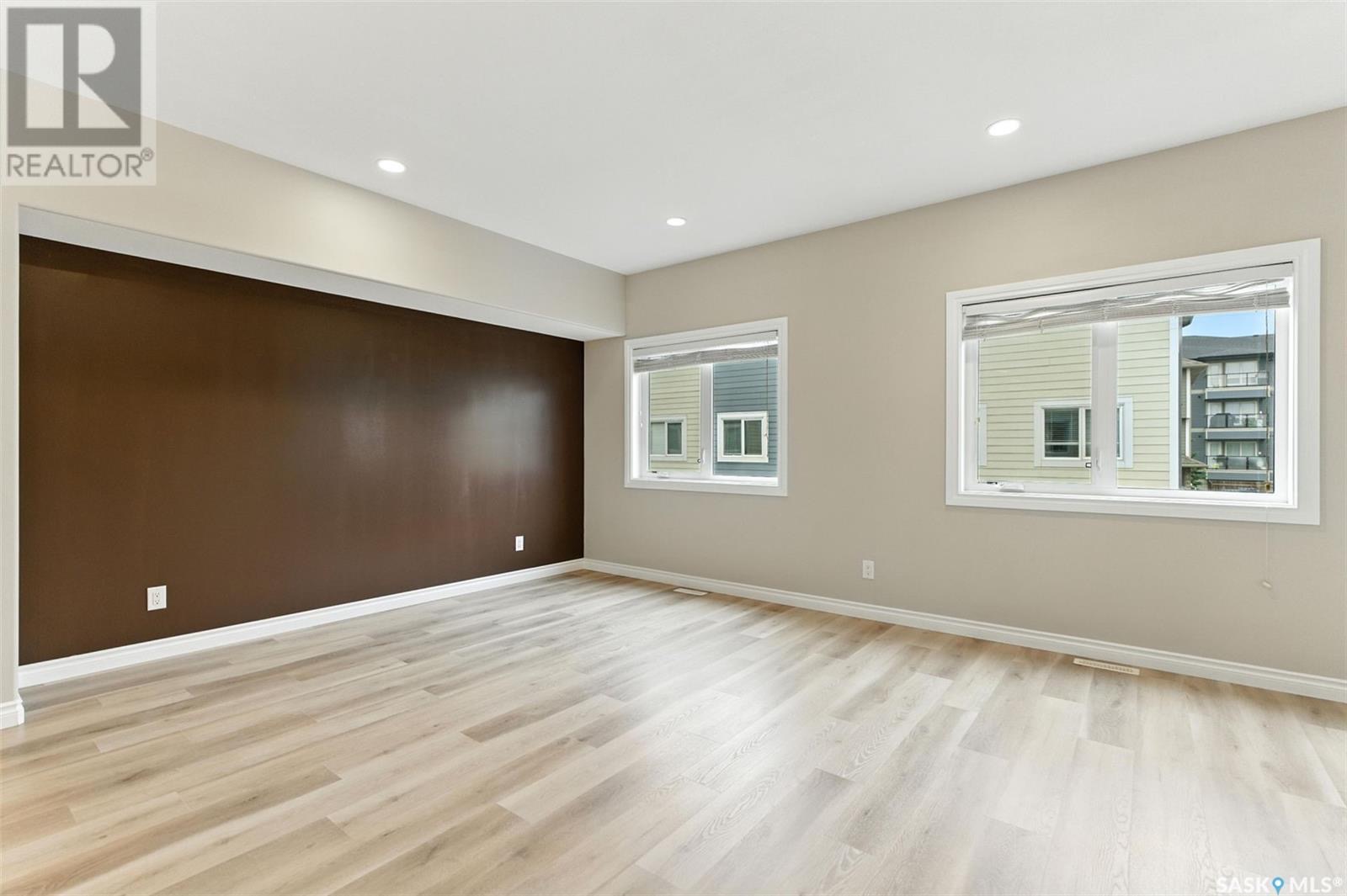 Public Open House公众开放看房 202-212 Willis Cres 7月26日 周六 4:30-6 PM Gary Gai或者同事Dominic Parent会在此迎接🙏 ————— Stonebridge小区边户1700尺3房3卫2厅双车库联排出售。位置便 - 8