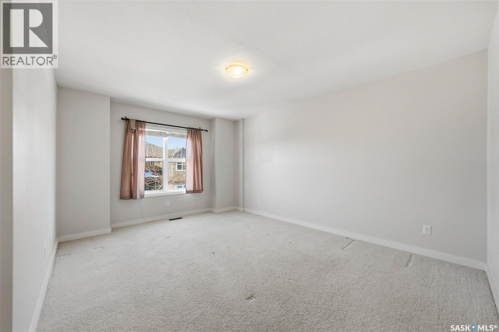 Stonebridge小区边户3房3卫大尺寸联排出售。小区最佳位置，额外多窗户，对公园景色，近路边停车，为自住或投资提供了良好选择。1330平方英尺，3间卧室和3间洗手间间。部分边窗可眺望 Cren Wilson Park，并可使用更多街边停车位。房屋配有单车库外加室外车位。主层 - 7