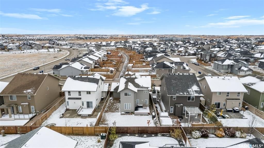 Rosewood小区400米步行至两所学校，2014年建，2100尺，4房+1书房+多功能厅，高档装修独立屋出售！保养如新，好采光，9尺加高层高，天然气壁炉，实木地板，高档枫木橱柜带天然大理石台面，不锈钢家电，大空间储物角柜。二楼有4个大卧室外加一个大空间多功能家庭厅。主卧带步入 - 23