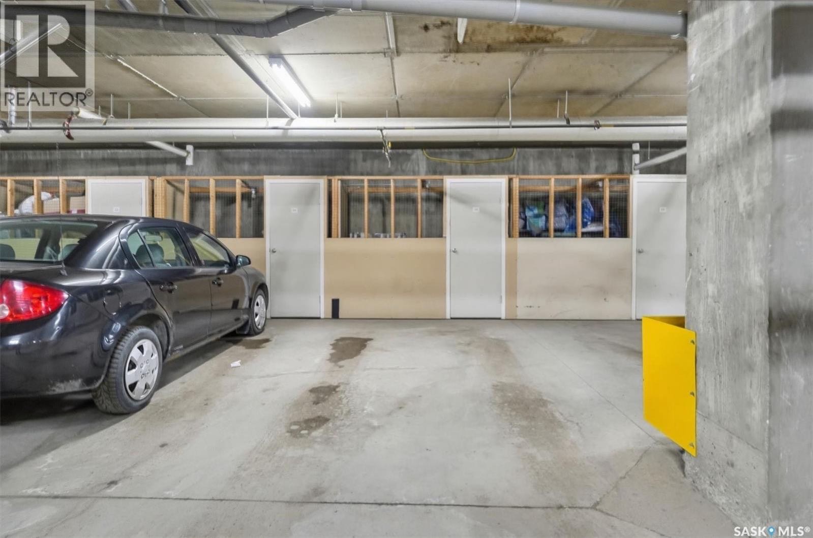 Lakewood小区设计精致979平方英尺两室两卫公寓出售！布局合理，兼具舒适性、实用性与现代便利。开放式设计配有时尚厨房（抽油烟微波一体机于2025年10月更换），花岗岩台面，储物空间充足，与餐厅及客厅自然衔接，适合日常居住。宽敞明亮的主卧设有独立卫浴。第二卧室配备壁床（Mur - 8