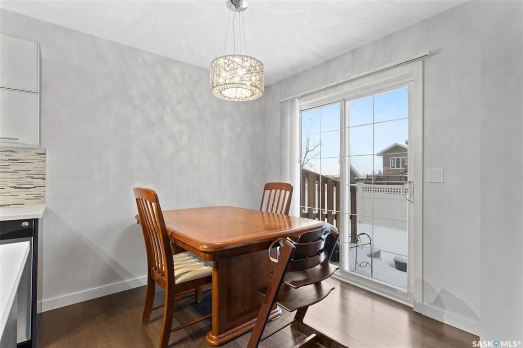 Rosewood小区1245尺 3房3卫地下室装修安静联排出售。2011年建，近小学，购物，公园。高档装修，好采光，实木地板，大理石台面，现代橱柜，不锈钢家电。二楼3个大房间尺寸足，主卧带步入式衣柜。两个卧室的窗户可以看到公园湖景，地下室完全装修有一个大家庭厅一个独立洗手间。另有 - 14