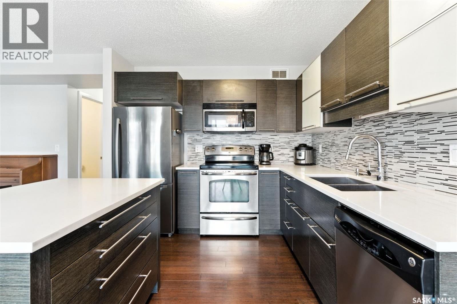 Rosewood小区3房3卫好保养联排出售。位置便利，靠近学校、公园、购物区、Circle Drive、8街、高尔夫球场及所有设施。明亮、高档装修，主层开放式设计，客厅全好采光，实木地板，现代风厨房配有大理石台面和不锈钢电器。二楼三个宽敞卧室，主卧配有超大飘窗和步入式衣帽间，以及 - 6