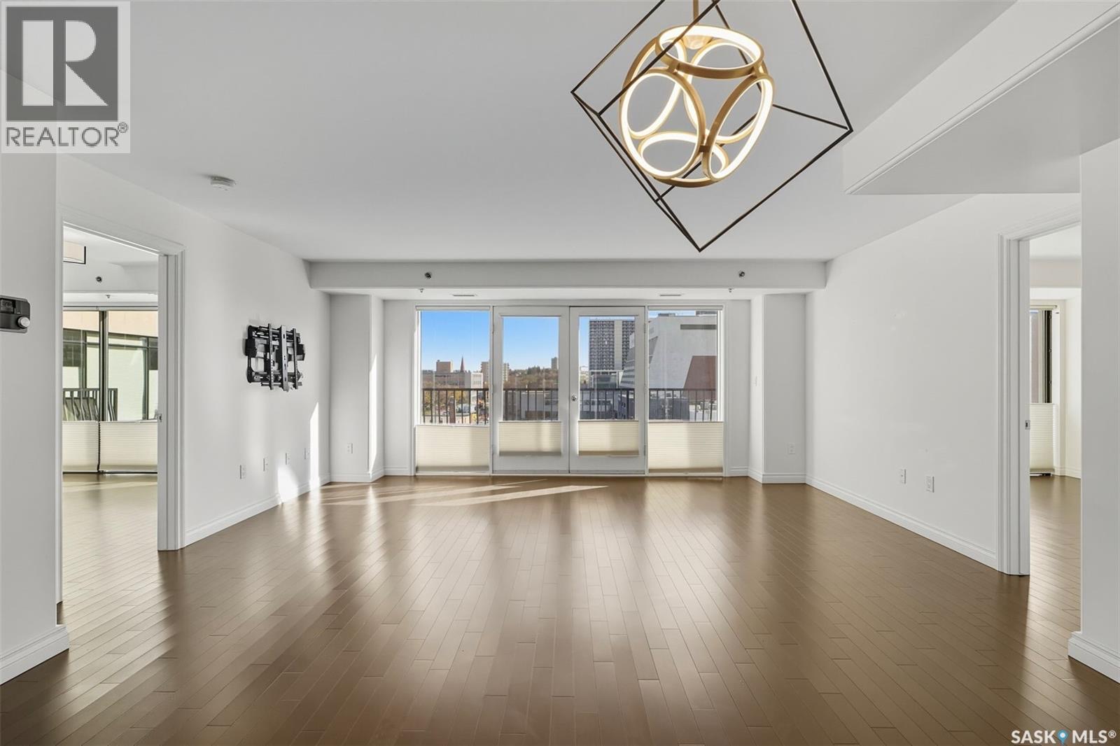 萨斯卡通历史地标公寓稀有出售！ The Residences at the King George —— 这是一座建于1911年的标志性建筑，并于2010年由知名开发商 Meridian Development 精心修复。整栋建筑在保留原有混凝土结构的基础上，采用现代化材料和设备 - 5