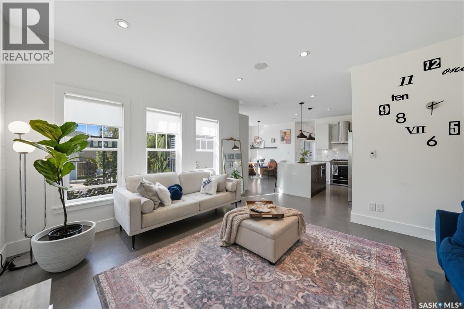 Willowgrove 小学百米距离豪华装修独立屋出售！超大2589平方尺。兼具现代优雅、实用设计和高端装修的定制两层住宅。外观采用石材和欧式灰泥，专业园艺、地下喷灌系统，以及可停放 超过4 辆车超大车道。超大私密后院像公园一样，设有宽敞的木质露台（带 2 个燃气接口）、庭院空间 - 5