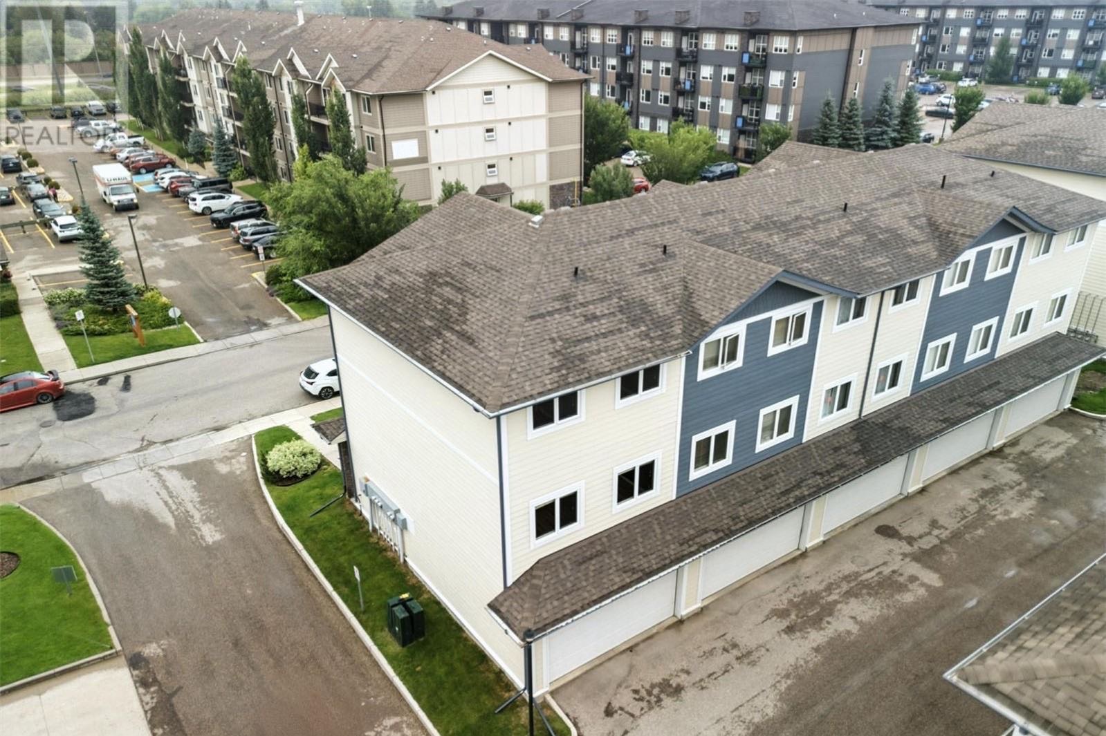 Stonebridge安静边户双车库1700尺联排出售。端户单位！全新地板！高端宽敞联排别墅拥有三间大卧室和2.5间浴室，地上面积超过1700平方英尺！步行即可到达小学、Stonebridge Plaza、沃尔玛、餐厅、风景优美的公园及儿童游乐场。开放式布局设计，前两层层高为9英 - 8