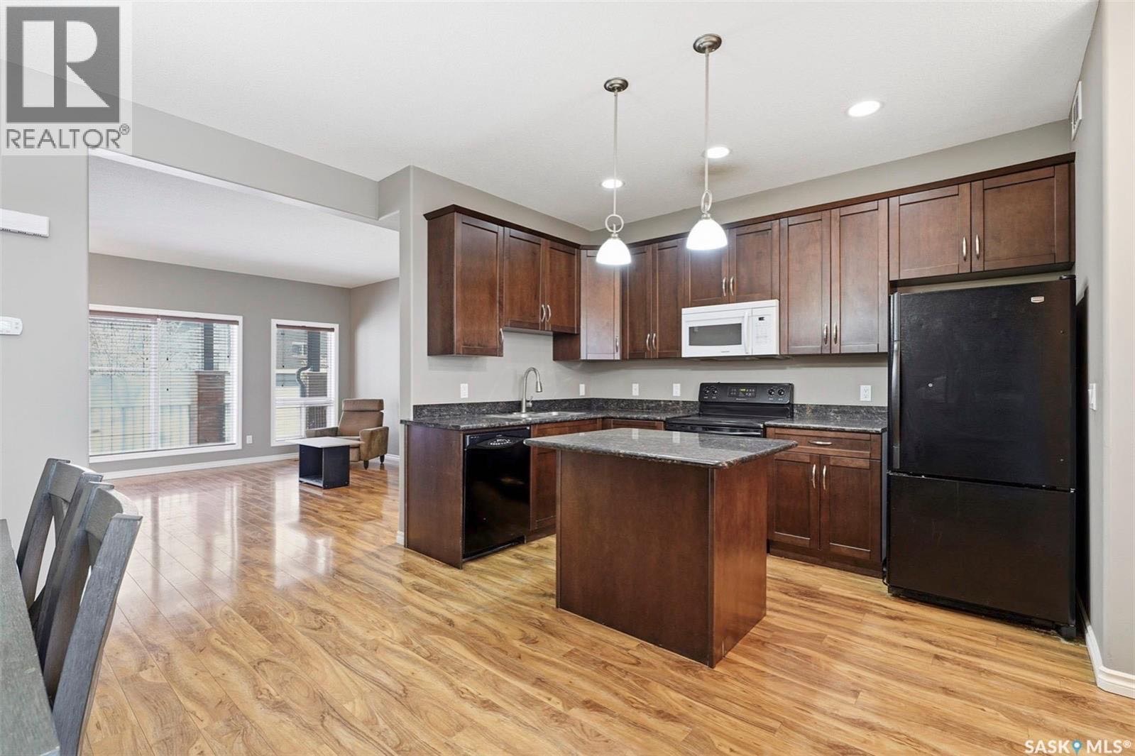 步行百米至Willowgrove小学3房3卫联排出售。2008年建，Riverbend Developments建造质量可靠，居住舒适。地理位置优越，安静私密，距离Willowgrove Square广场和两所小学仅一个街区，靠近St. Joseph和Centennial高中、U - 6