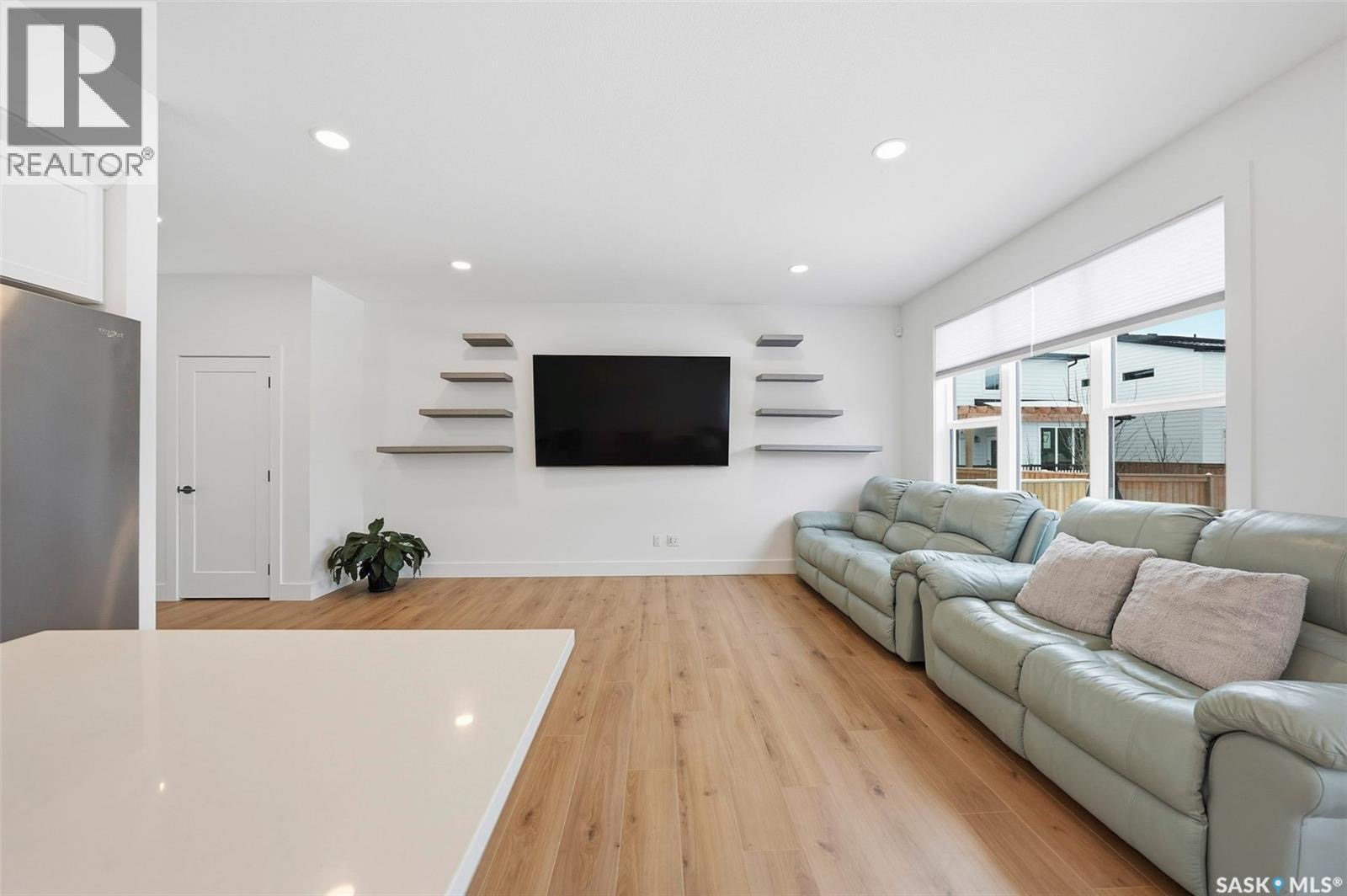 步行Rosewood小学高档装修保养如新双层独立屋出售。Arbutus Properties 建商打造，整体设计实用合理，西海岸风格。室内采用多项定制与高品质用料，包括设计师灯具、北欧风格五金件、优质瓷砖、耐用的宽板复合地板、石英台面。主层设有舒适入户空间，配备衣帽柜及定制换鞋座 - 4