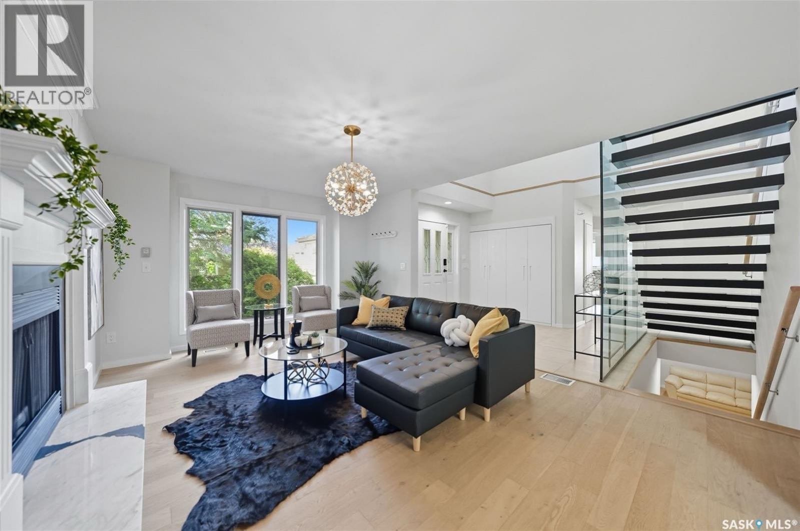 Briarwood 湖景安静街区翻新 R-2000 两层住宅，占地 9,273 平方英尺的罕见地块，拥有朝南的私密花园式后院和部分湖景；全屋 2,821 平方英尺，主层设有客厅（燃气壁炉）、家庭房、凸窗餐区、厨师级厨房（定制橱柜、石英台面、中岛、Thermador 顶级电器）、洗 - 5