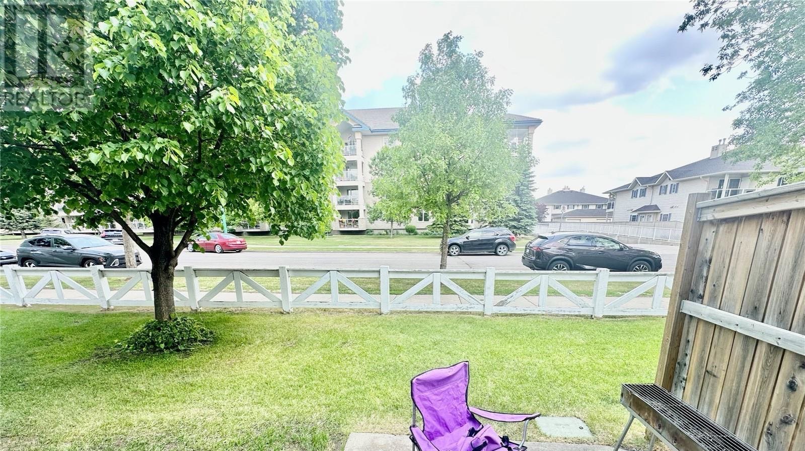 步行至百年高中3房3卫联排出售。Erindale核心地段、环境宁静。步行可达两所高中（St. Joseph高中与Centennial Collegiate）、两所小学（Dr. John G. Egnatoff小学和天主教Father Robinson小学）以及University - 8