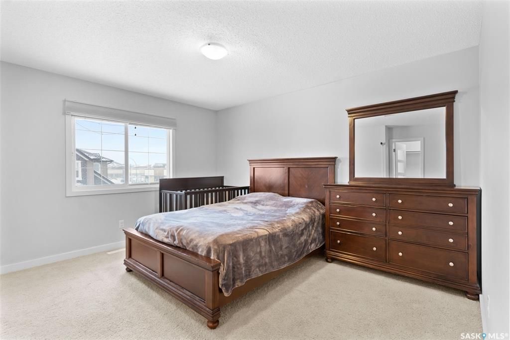 Rosewood小区1245尺 3房3卫地下室装修安静联排出售。2011年建，近小学，购物，公园。高档装修，好采光，实木地板，大理石台面，现代橱柜，不锈钢家电。二楼3个大房间尺寸足，主卧带步入式衣柜。两个卧室的窗户可以看到公园湖景，地下室完全装修有一个大家庭厅一个独立洗手间。另有 - 15