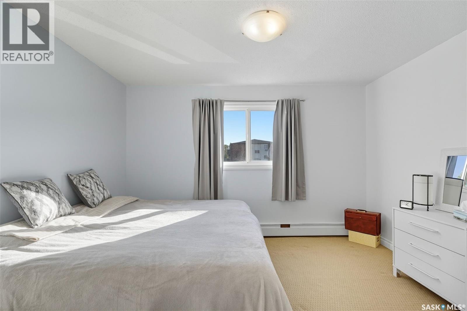 College Park翻新一室公寓出售！本地西人业主保养极佳。朝南客厅宽敞明亮，自然光充足，并可通往阳台。厨房配备升级的枫木橱柜、花岗岩台面 以及 较新的电器。布局合理，设有舒适卧室、四件式浴室，以及带有叠式洗衣机和烘干机的洗衣/储物间。其他升级包括：2023 年重新粉刷、20 - 8