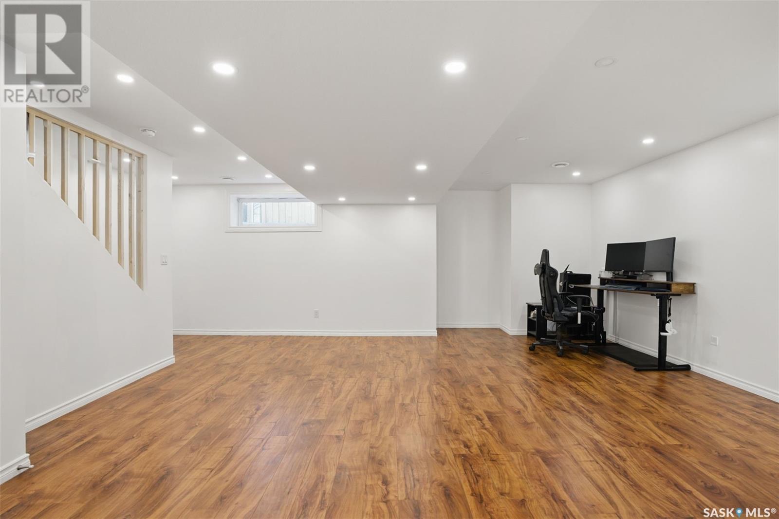 Arbor Creek小区1730平方尺4房4卫独立屋出售，正对公园！房屋空间充足，一楼为开放式布局，客厅宽敞，配有天然气壁炉；厨房为枫木橱柜设计，设有中岛和转角储物间；餐厅带有大窗户和通向后阳台的玻璃门，后院朝西南，面积大，私密性好。二楼有三个宽敞的卧室和两个完整的卫生间，另有 - 8