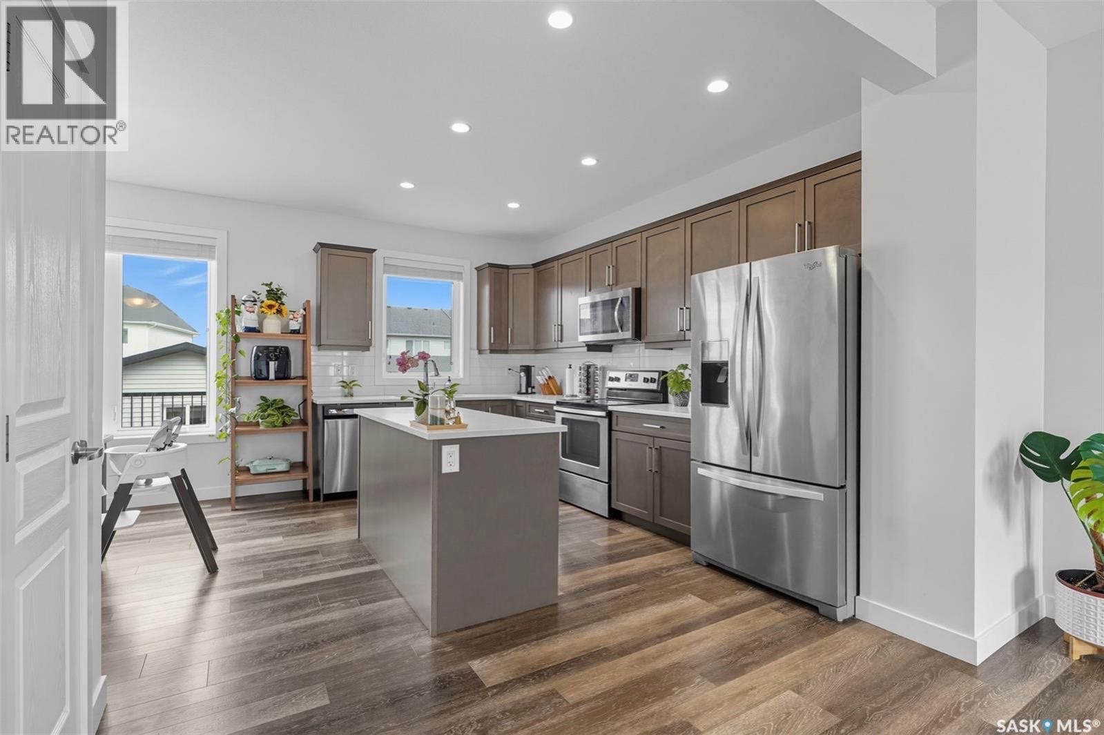 Brighton保养如新双层独立屋出售！地理位置优越，临近购物区、公园及未来学校。3 间卧室和 3 间浴室，并配有一个已做保温处理的地下室。主层采用 开放式布局，拥有 9 英尺层高，宽敞的客厅、明亮的用餐区，以及一间令人心动的厨房——配备 石英台面、中岛设计、充足的储物空间 和 - 6