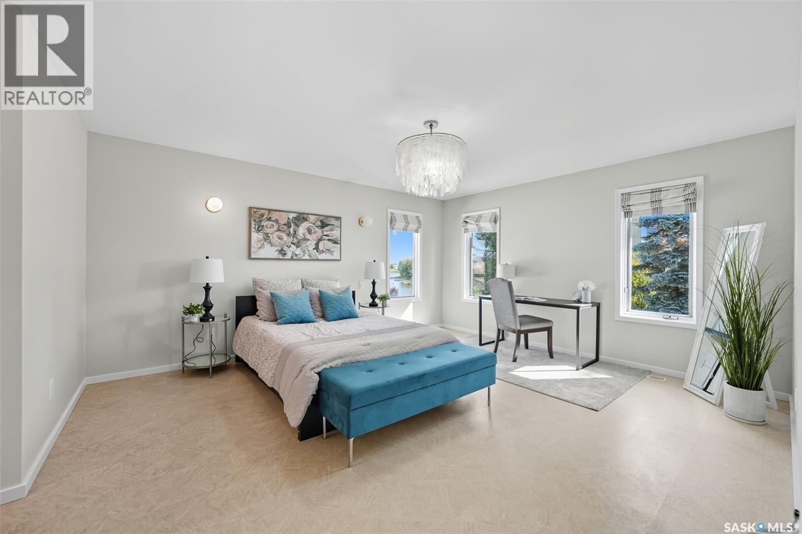 Briarwood 湖景安静街区翻新 R-2000 两层住宅，占地 9,273 平方英尺的罕见地块，拥有朝南的私密花园式后院和部分湖景；全屋 2,821 平方英尺，主层设有客厅（燃气壁炉）、家庭房、凸窗餐区、厨师级厨房（定制橱柜、石英台面、中岛、Thermador 顶级电器）、洗 - 8