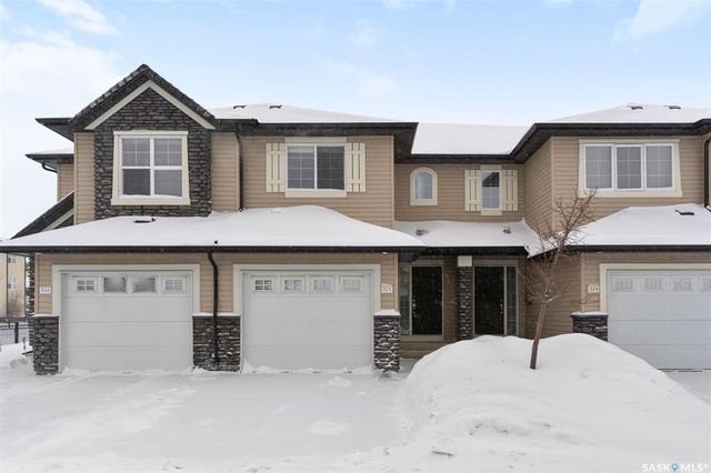 Rosewood小区1245尺 3房3卫地下室装修安静联排出售。2011年建，近小学，购物，公园。高档装修，好采光，实木地板，大理石台面，现代橱柜，不锈钢家电。二楼3个大房间尺寸足，主卧带步入式衣柜。两个卧室的窗户可以看到公园湖景，地下室完全装修有一个大家庭厅一个独立洗手间。另有 - 5