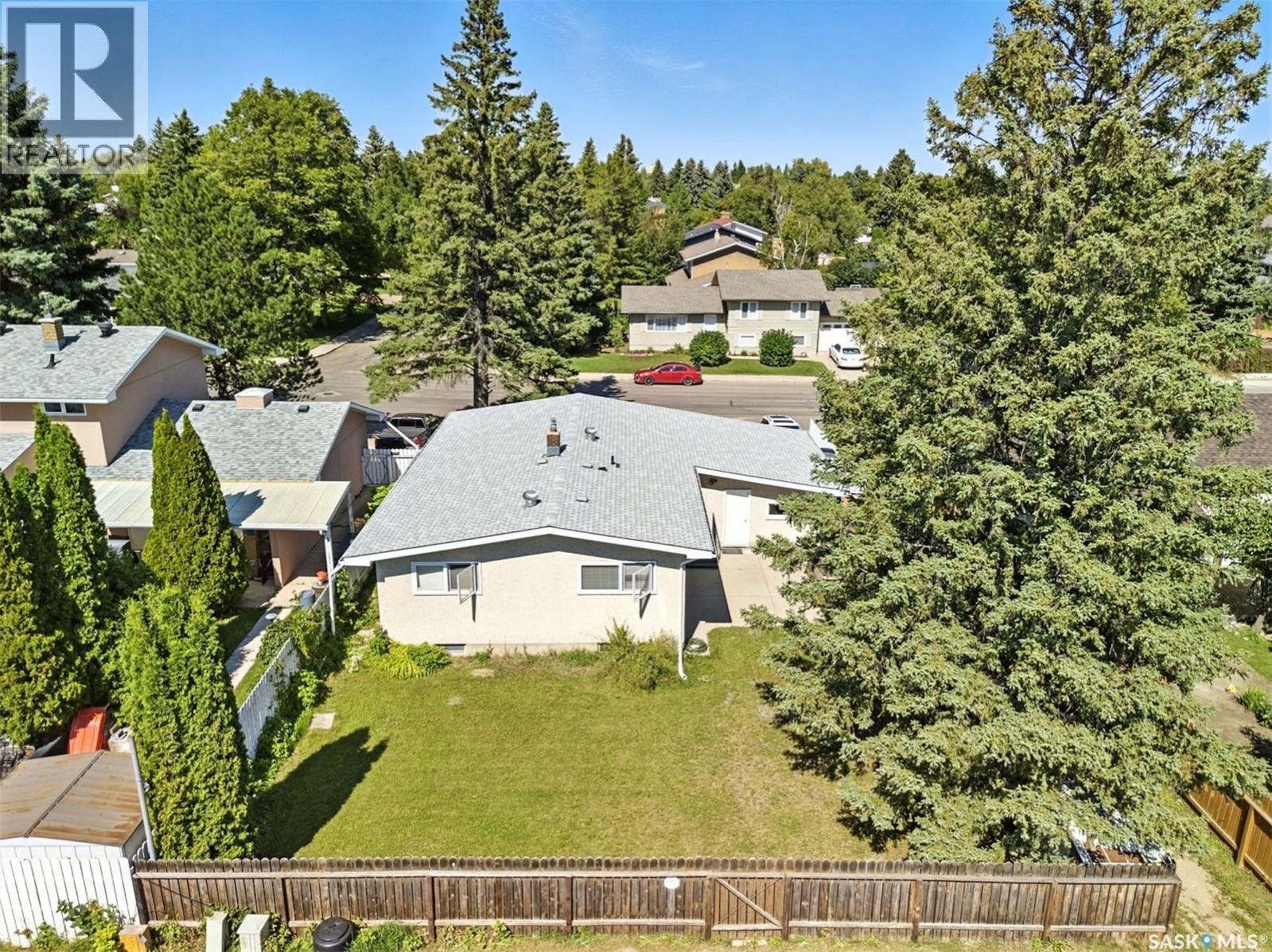 West College Park 翻新4房3卫独立屋出售！布局合理，采光良好，经过了多项更新。主层设有宽敞的玄关、挑高的梁柱天花、客厅和餐厅一体空间，以及铺设枫木实木地板的三间卧室，其中主卧带有独立的半卫浴。厨房经过翻新，配有更新的橱柜、混凝土台面、玻璃马赛克墙砖、不锈钢家电， - 8